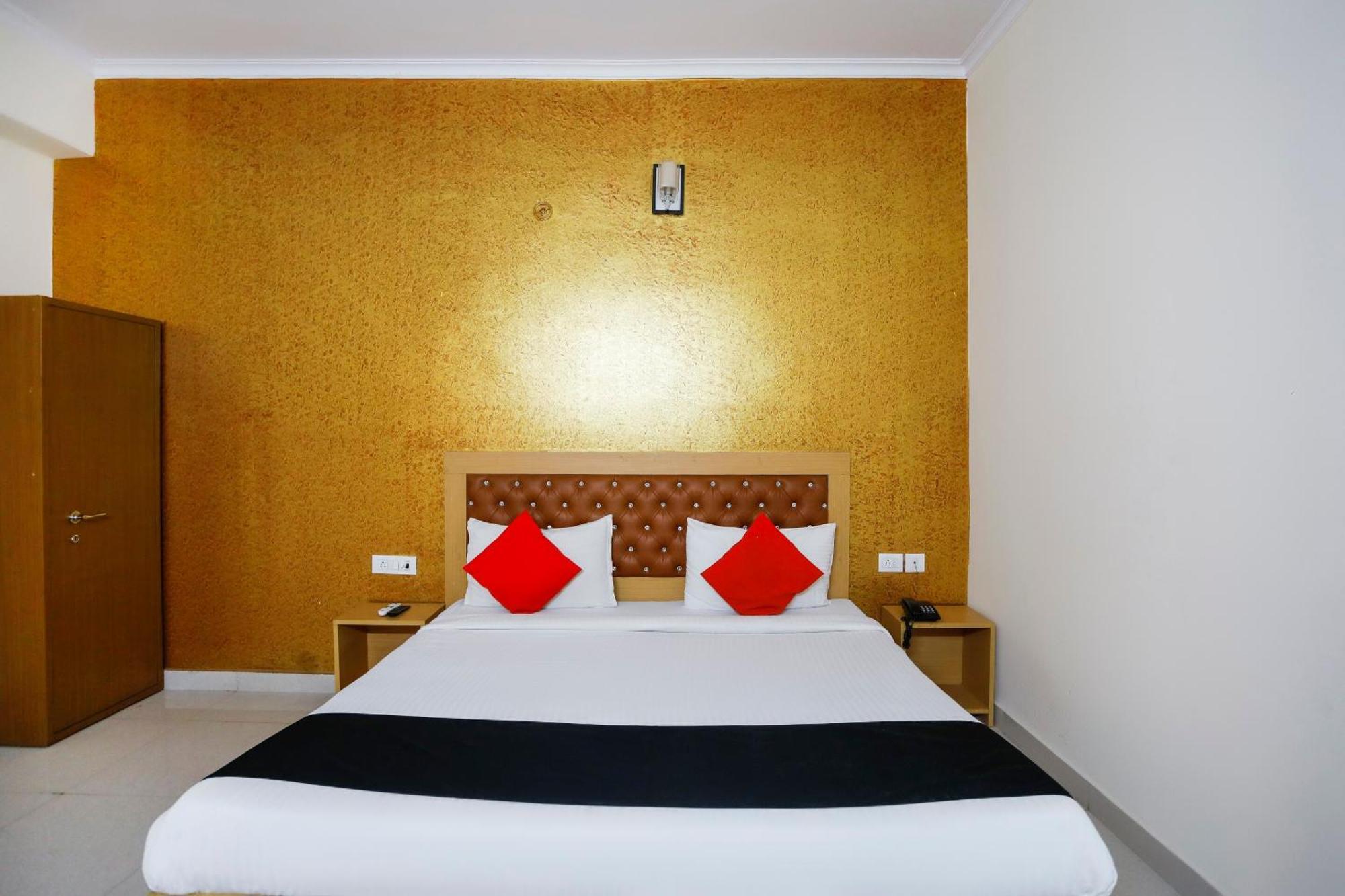 Diamond Imperial Hotel Noida Bagian luar foto